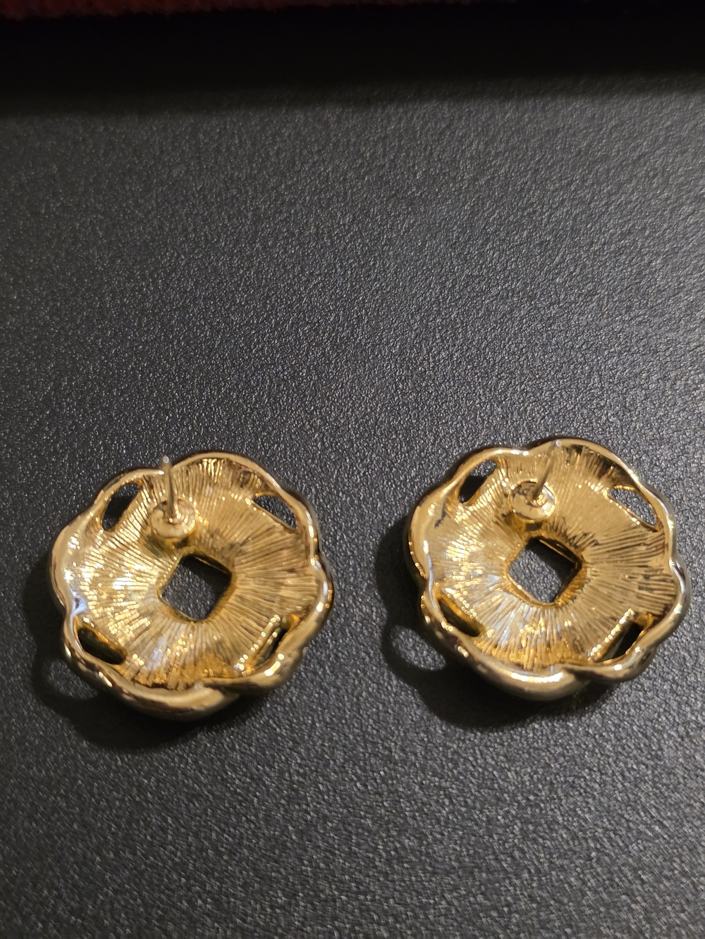 Vintage 4 Pair Pierced Earring Set: Gold, Black & Cream Studs/Knot & Drop - Picture 4 of 10